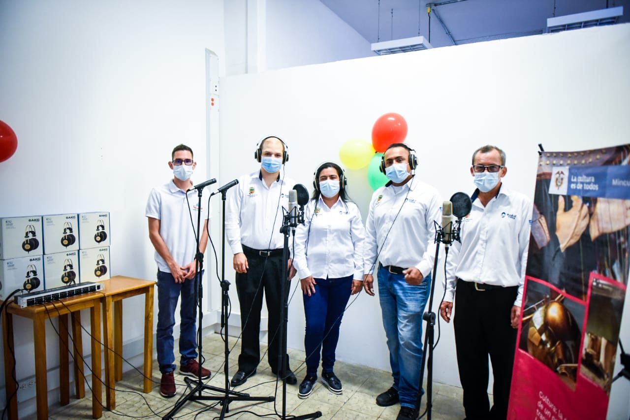 Ministerio de Cultura entregó equipos de producción musical por $50 millones a la EFAC