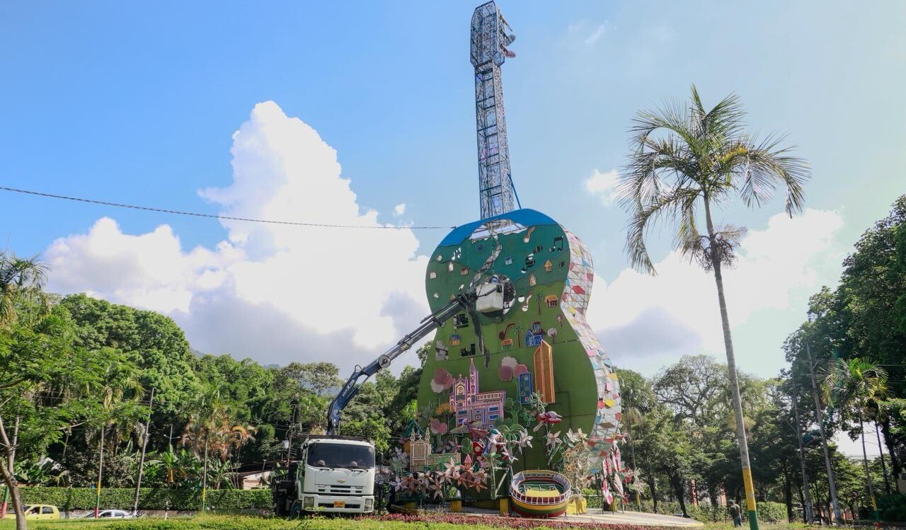 Inician trabajos de recuperación del monumento a La Guitarra en la avenida Ambalá