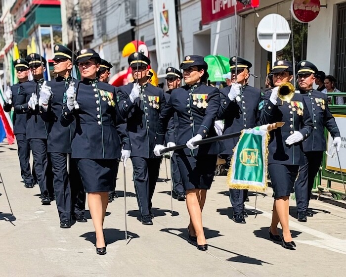 Mujeres que honran la patria