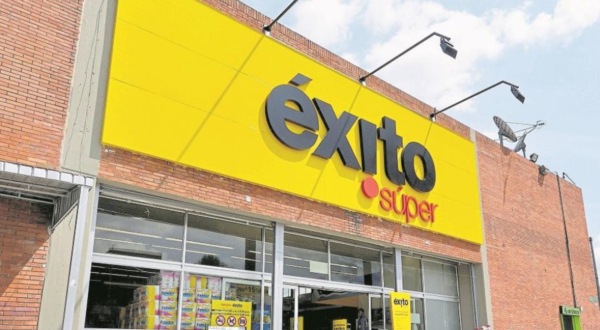 Multan a Almacenes Éxito por violar derechos de sus consumidores