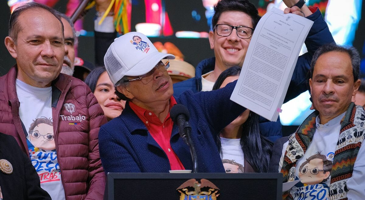 “Ni un peso atrás”: Petro firmó el nuevo decreto que mantiene el aumento del salario vital