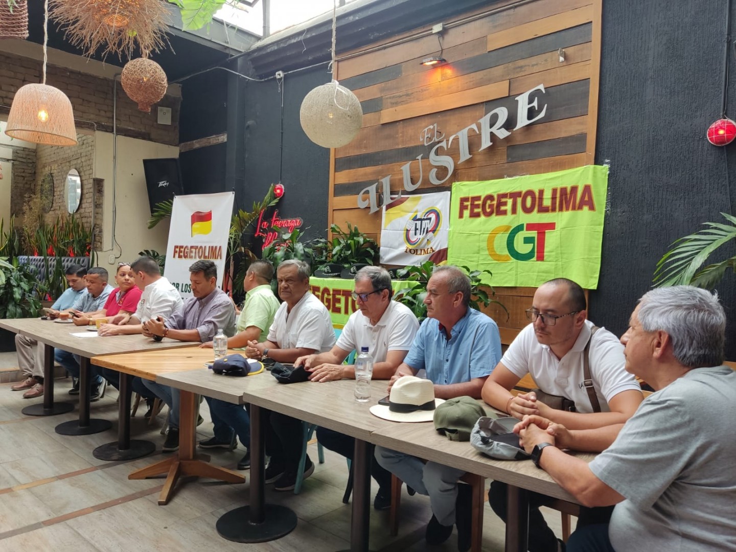 Por una palabra no se levantó el paro de los buseteros