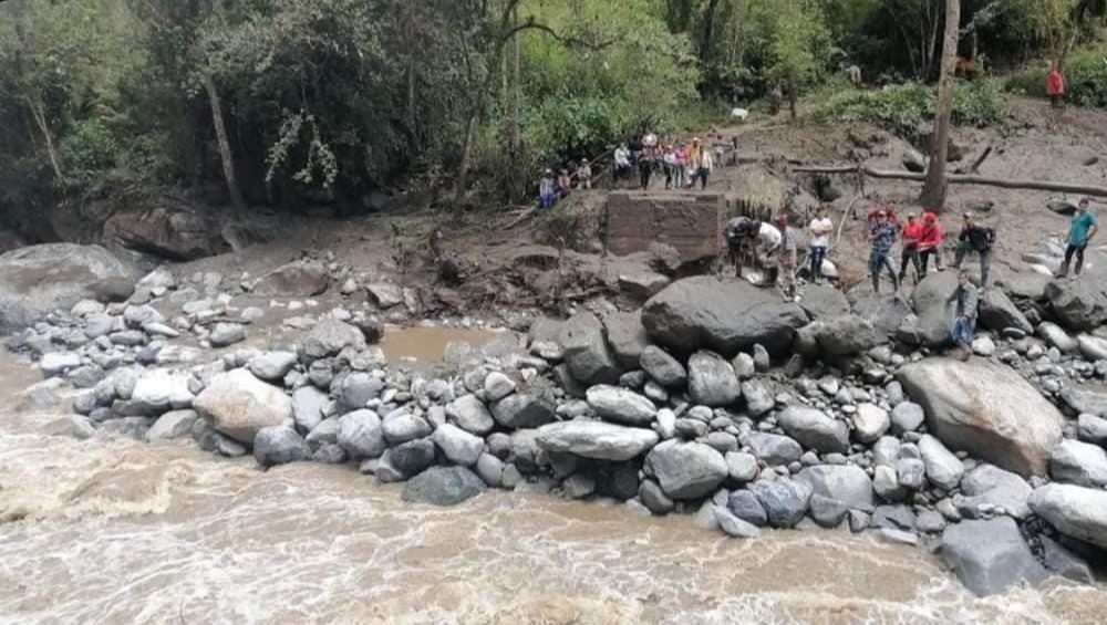 Más de 500 familias se encuentran incomunicadas por deslizamientos en Rioblanco