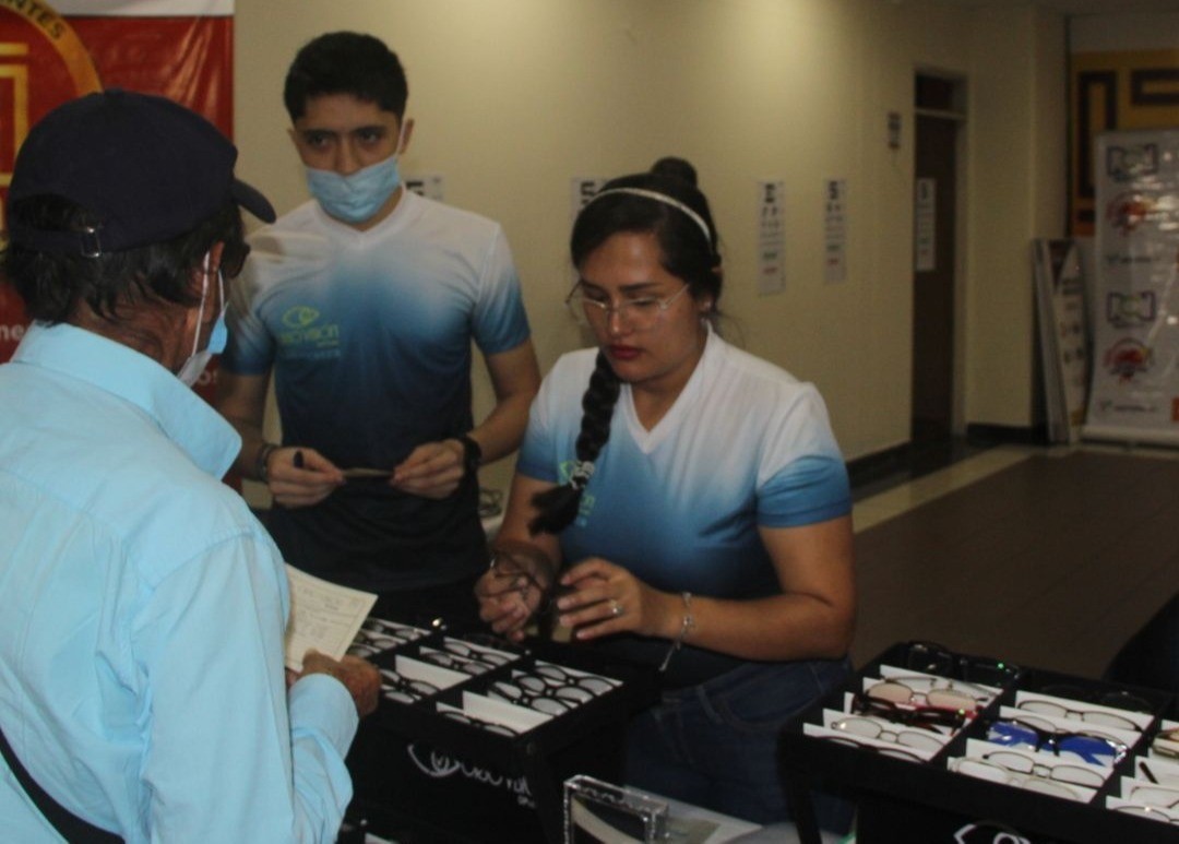 Orsovisión entrega gafas a loteros