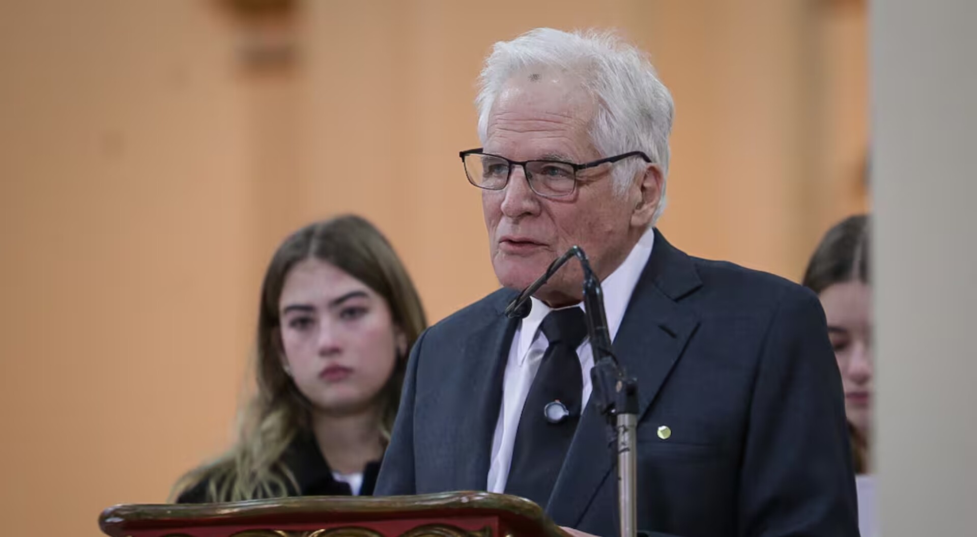 Padre de Miguel Uribe hace proselitismo tras la muerte de su hijo