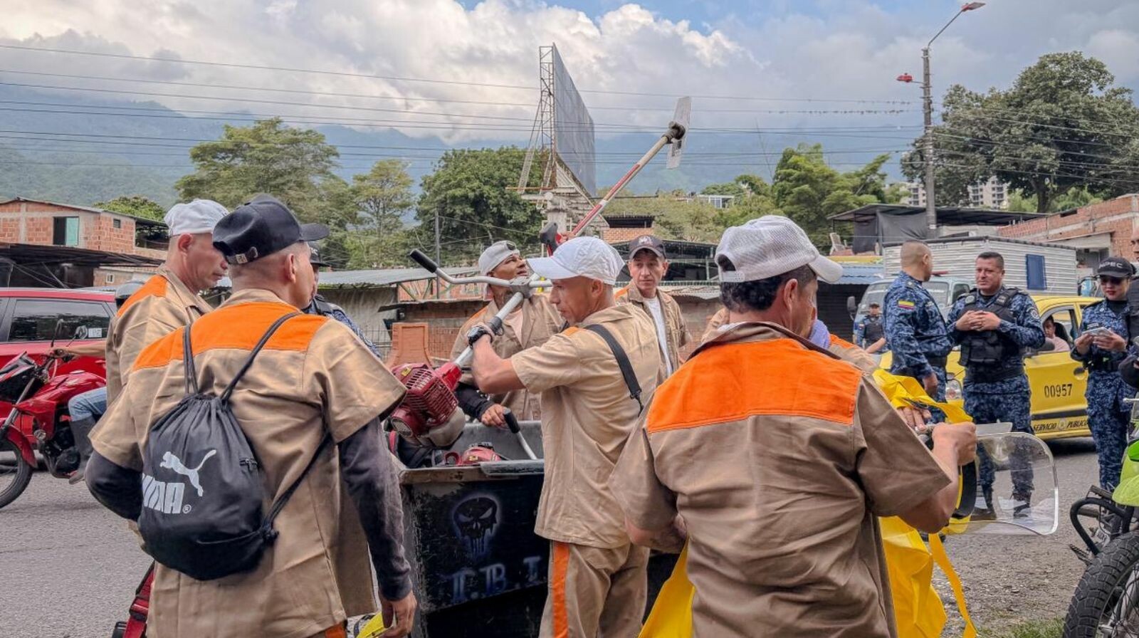 Personas privadas de la libertad apoyan limpieza de ronda hídrica en Ibagué