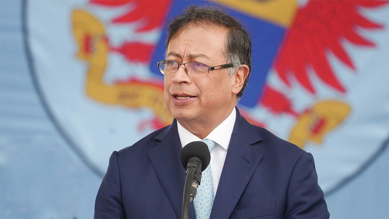 Petro insta al sector financiero a comprometerse más con el país