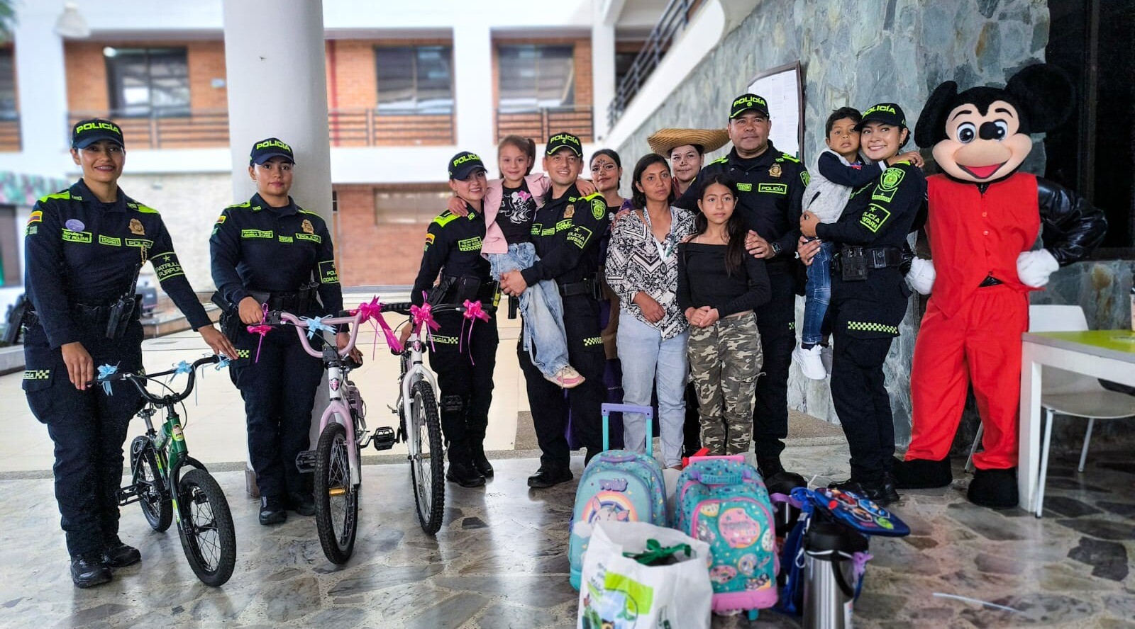 Pedalazos de esperanza: Policía de Ibagué cumple el sueño escolar de tres niños