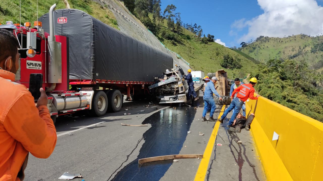 Por accidente permanece restringida la vía entre Calarcá y Cajamarca