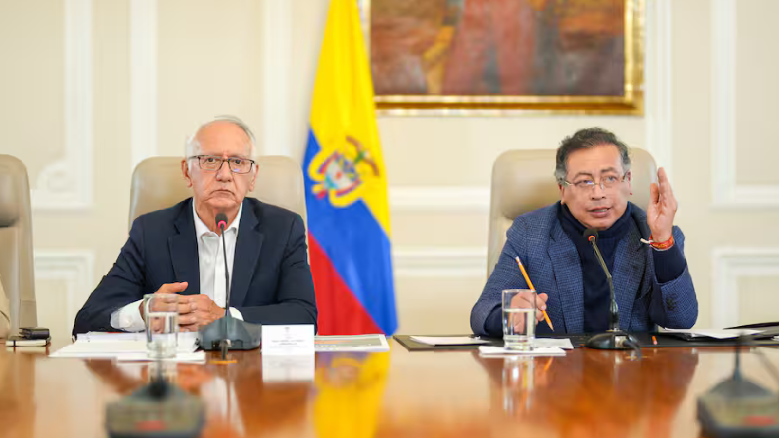 Petro y Jaramillo denuncian que las EPS se "robaron" $3 billones