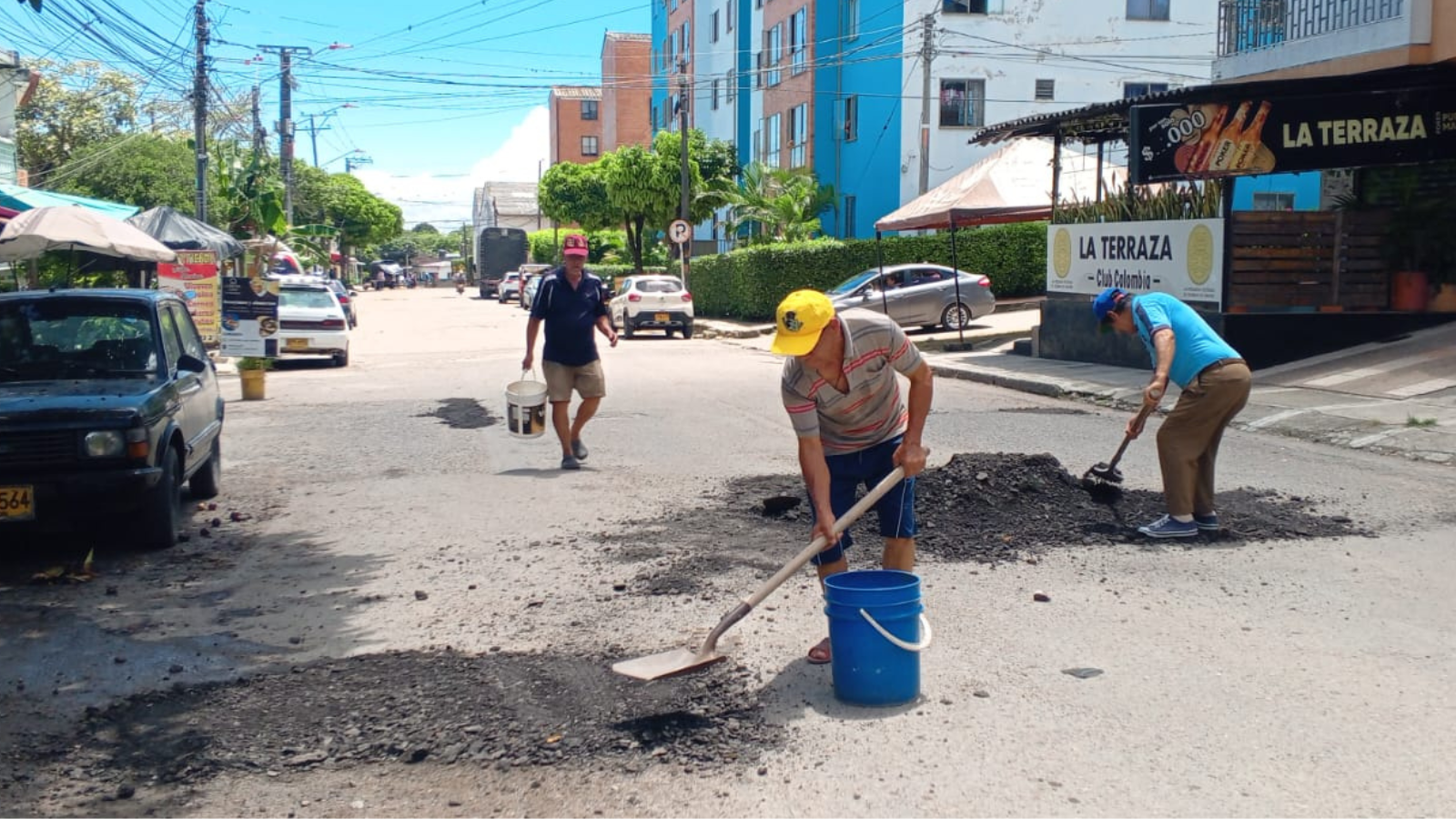 Cansados de esperar, vecinos de Villamarina tapan los huecos por su cuenta