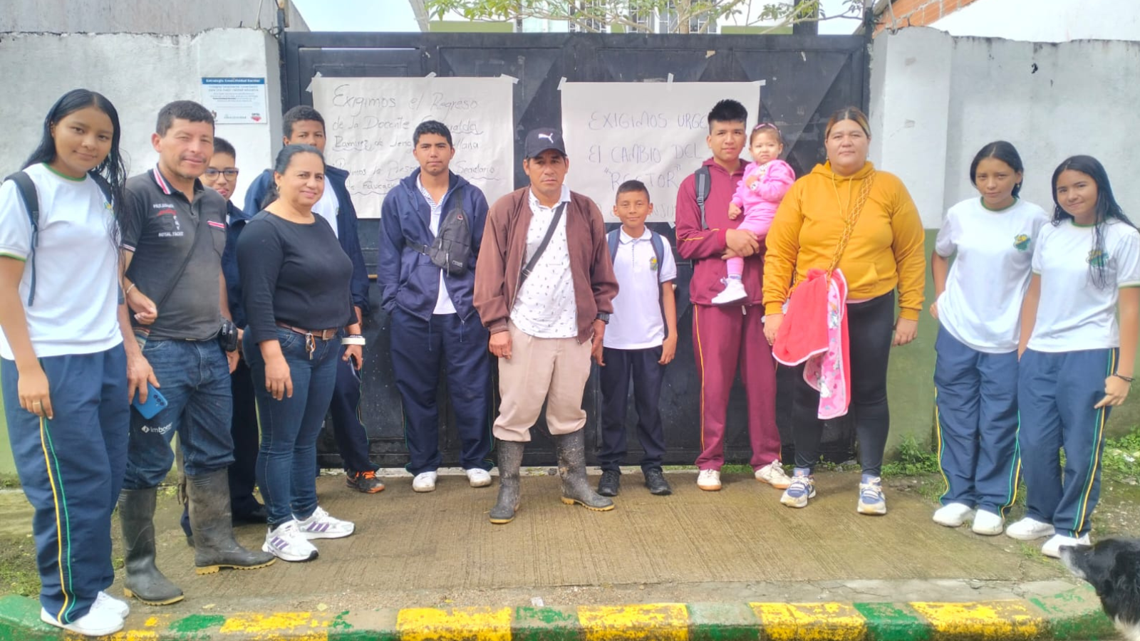 Padres de familia exigen la salida de la rectora en colegio del Líbano