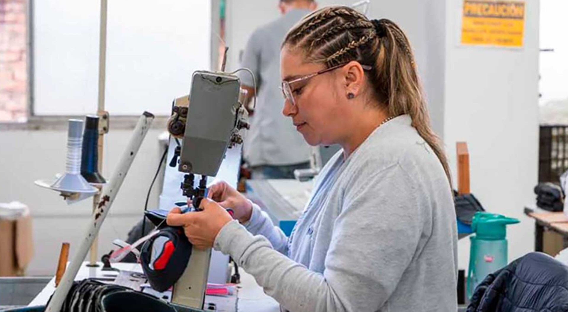 Presidente Petro escuchó a textileros y ordenó quitar aranceles para proteger industria textil