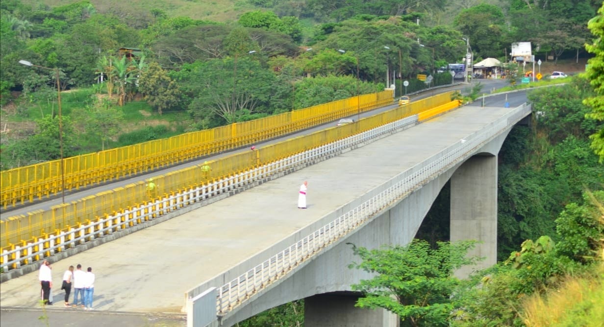 Proponen instalar cámaras para evitar más suicidios en el Puente de la Variante