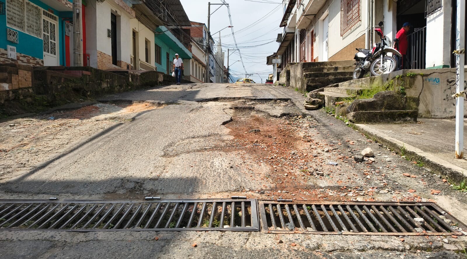 Denuncian falta de soluciones definitivas ante deterioro vial en el barrio Pueblo Nuevo