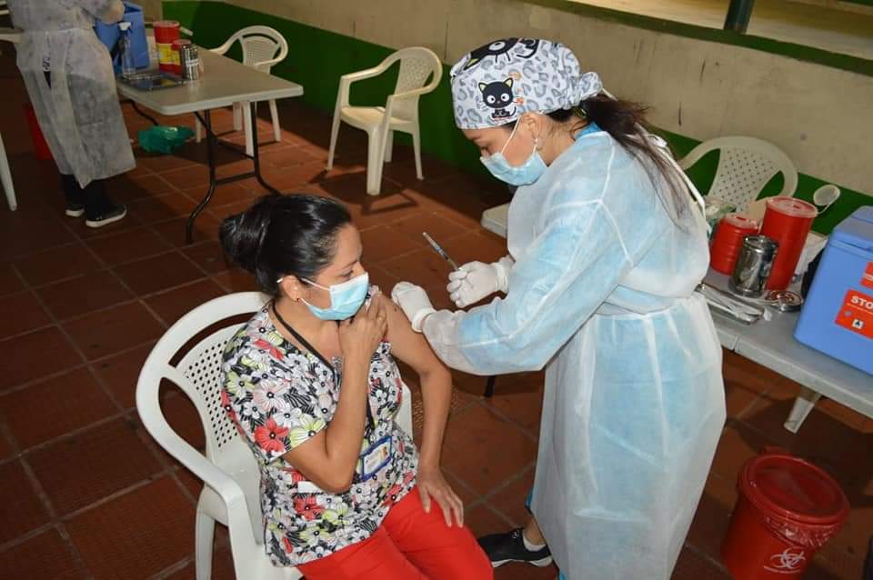 Punto de vacunación masiva instala gobernación del Tolima en la U. Cooperativa