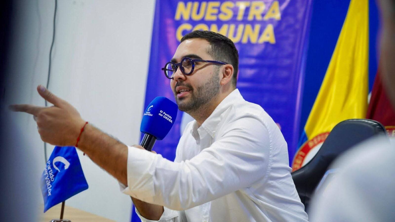 Regular el uso del celular en colegios para menores de 14 años, propone Santiago Barreto