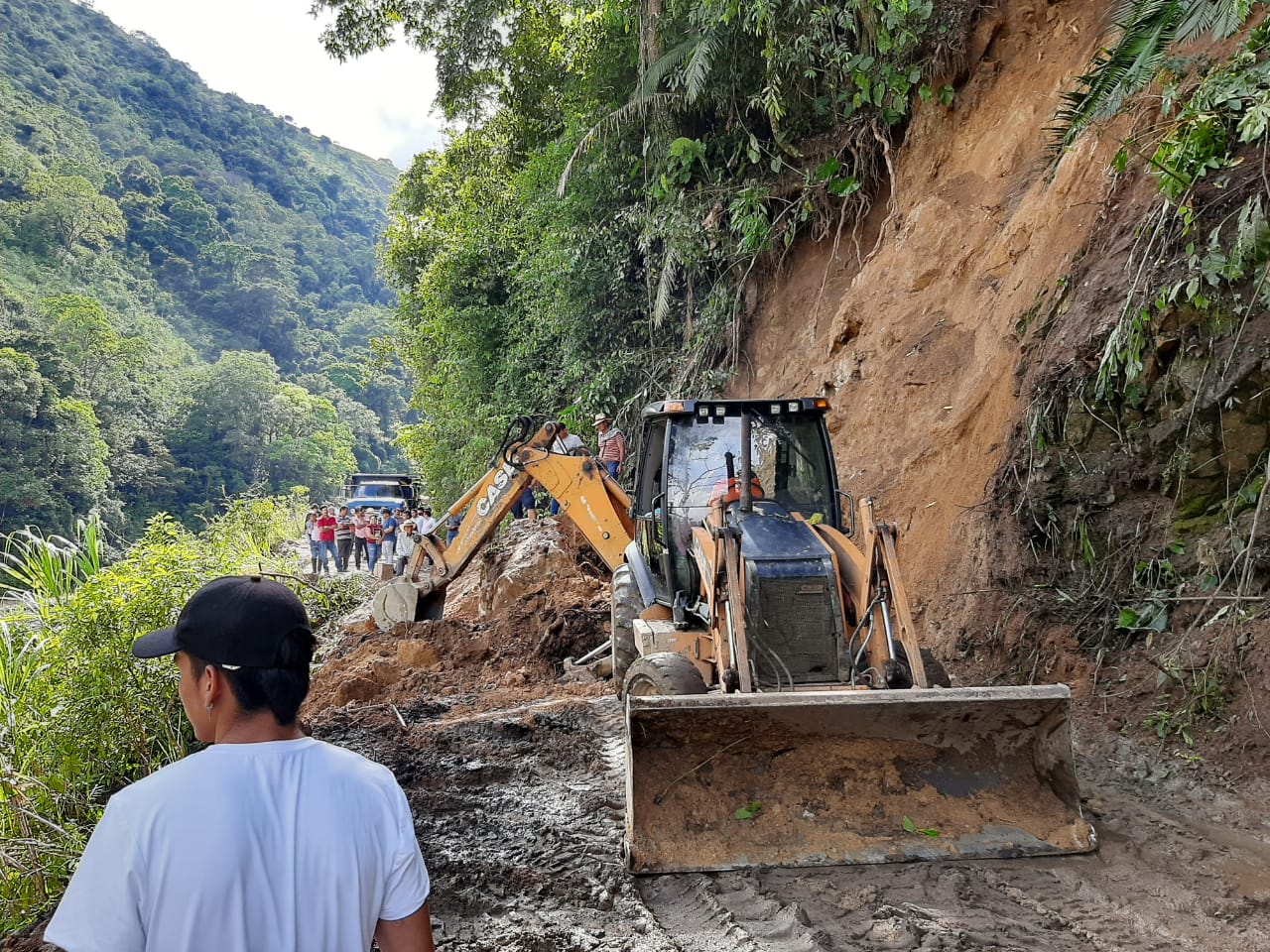 Restablecen el paso en la vía Playarrica - Rovira
