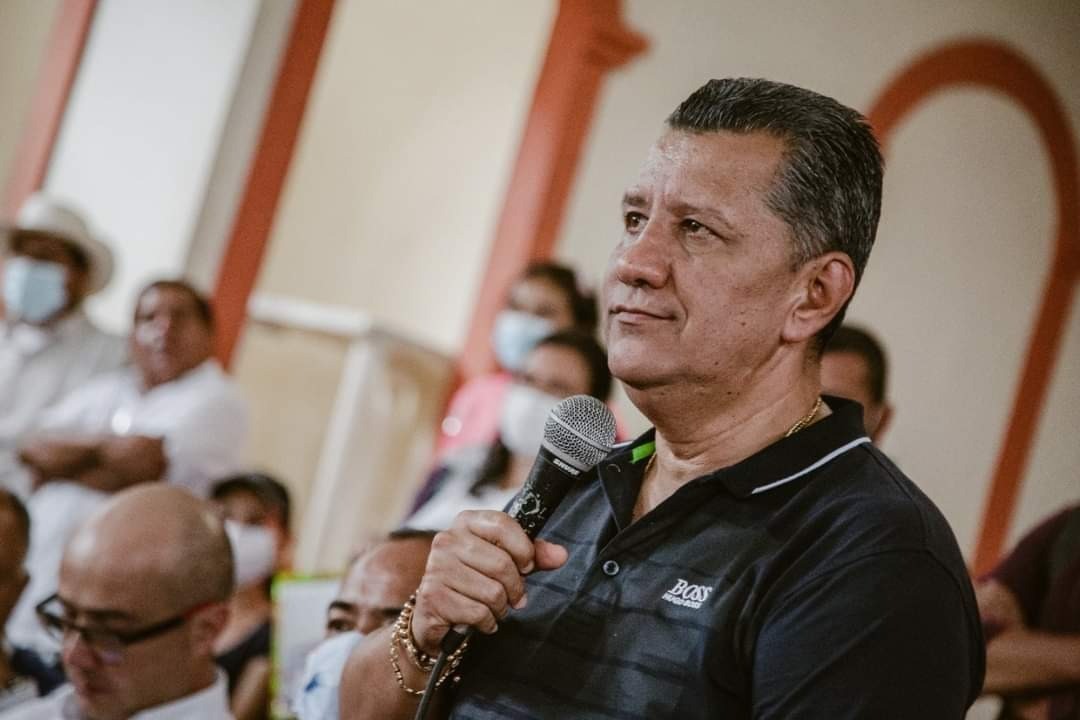 Denuncian que gobernador Orozco presta la maquinaria amarilla con fines "politiqueros"