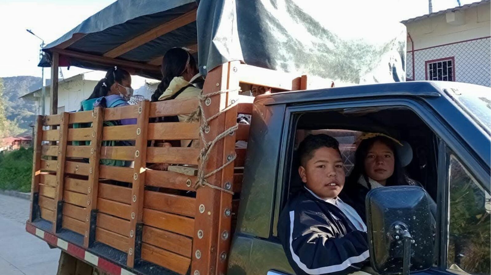 Roncesvalles pone en marcha el transporte escolar para 235 estudiantes rurales