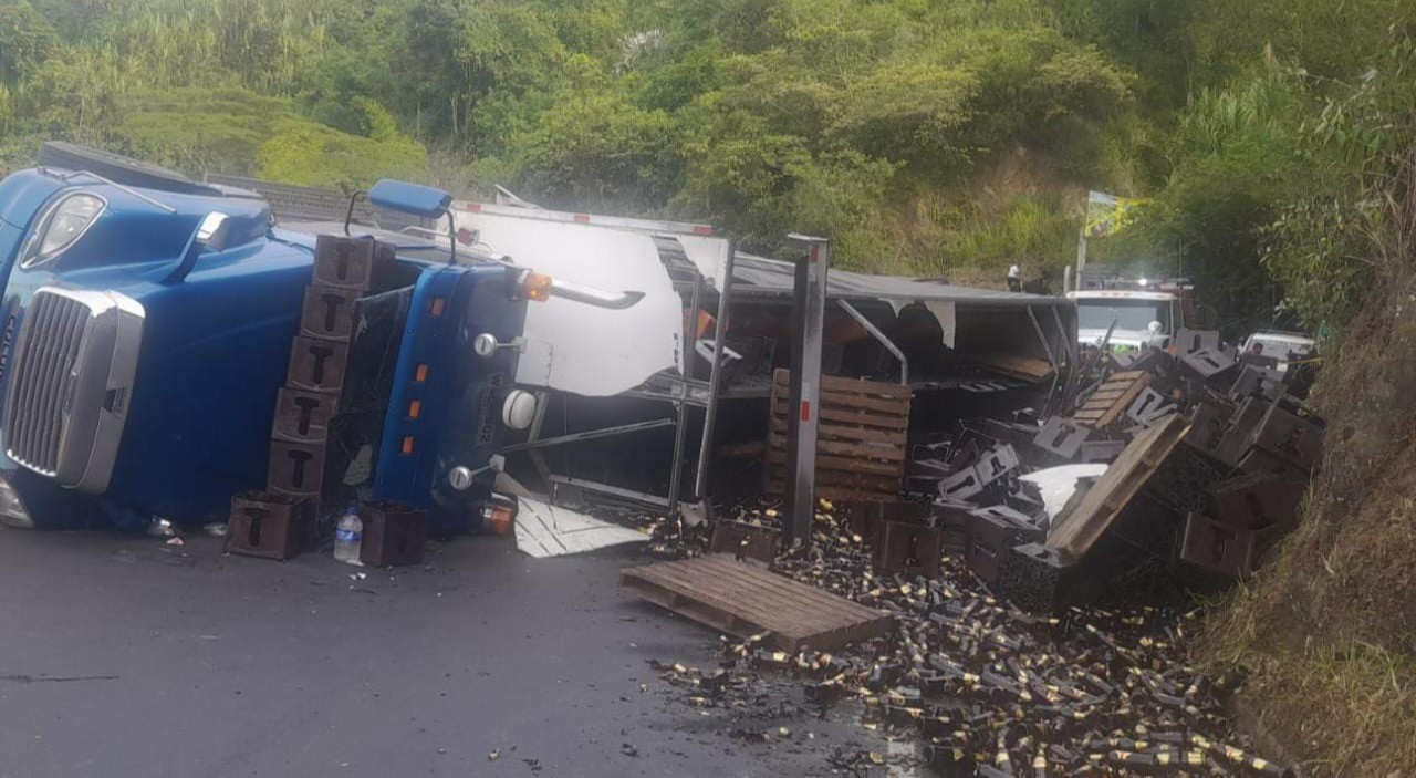 Saquearon tractomula cargada de cerveza que se volcó en la vía Ibagué - Cajamarca