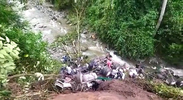 Saquearon tractomula que se volcó en Cajamarca