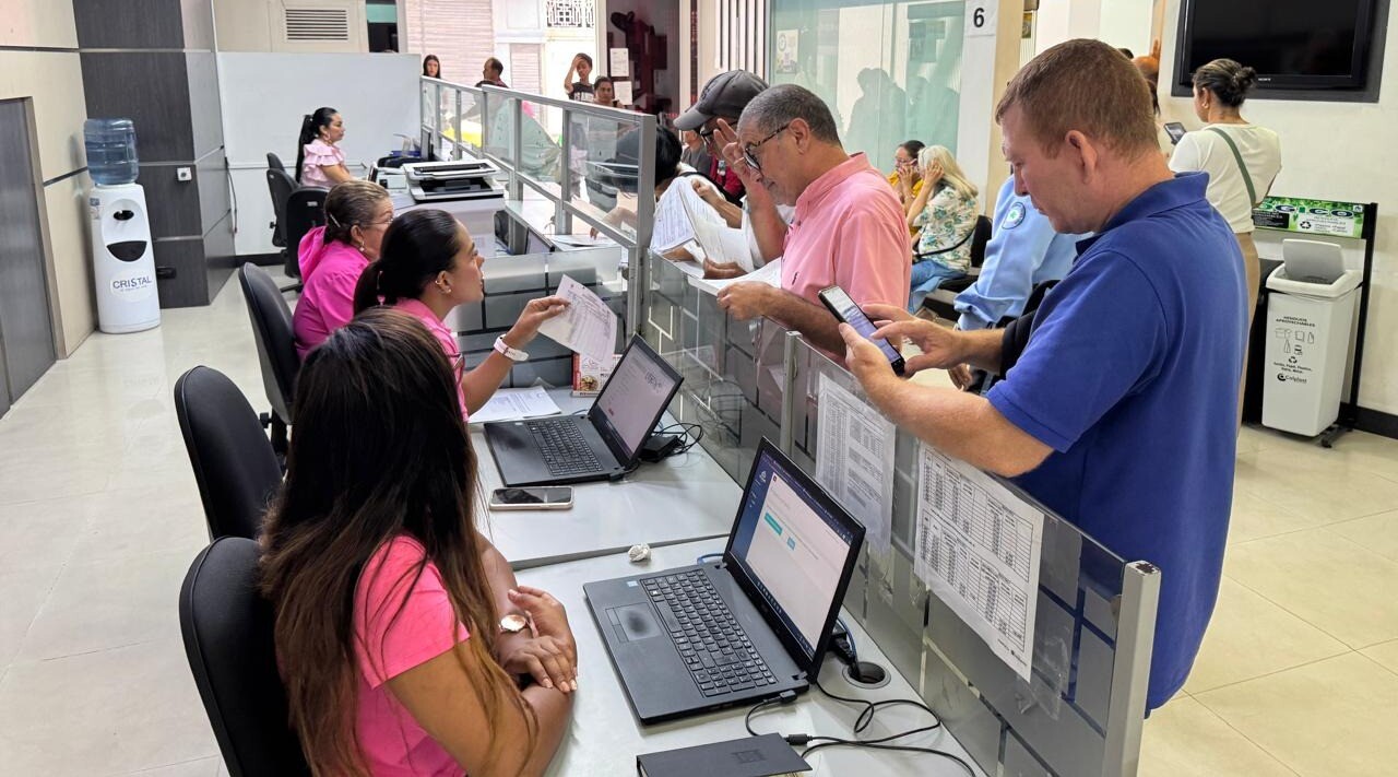 Realice sus trámites sin pagar un peso: así funciona la atención gratuita en Hacienda