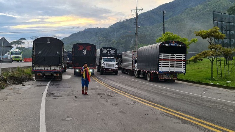 Sigue restringido el paso por la vía entre Ibagué y Calarcá