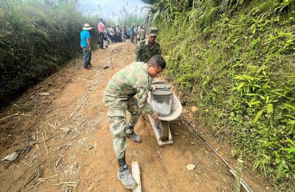 Soldados ayudan a construir placa huella en el norte del Tolima