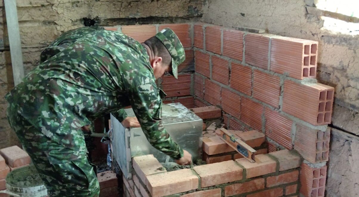 Soldados construyen estufas ecoeficientes para los campesinos del Tolima