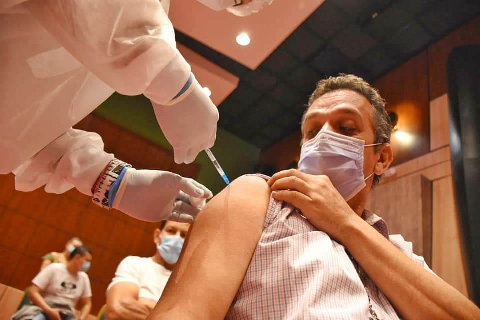 Solo 60 % de la población entre 50-59 está inmunizada