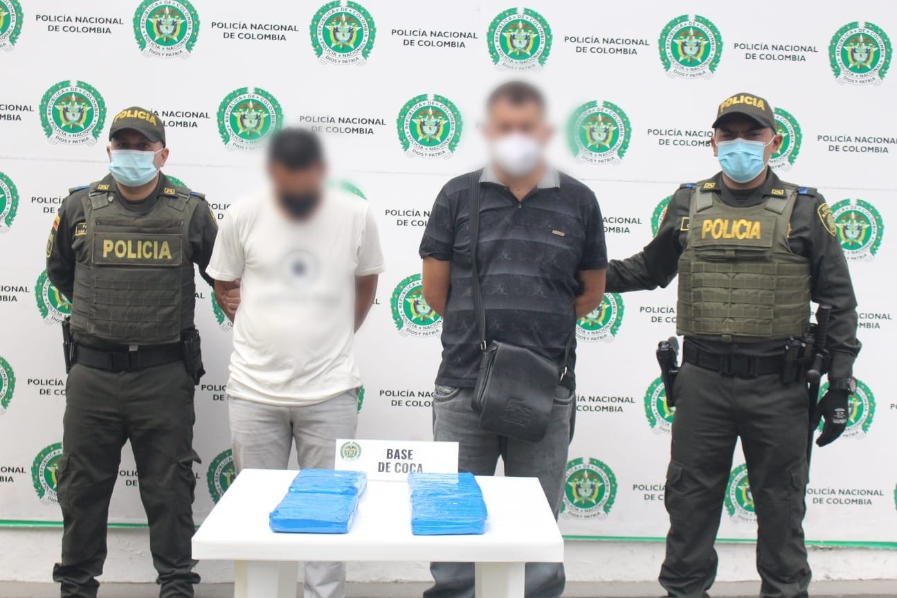 Sorprendieron a dos hombres con 40.000 dosis de cocaína en un taxi en Ibagué