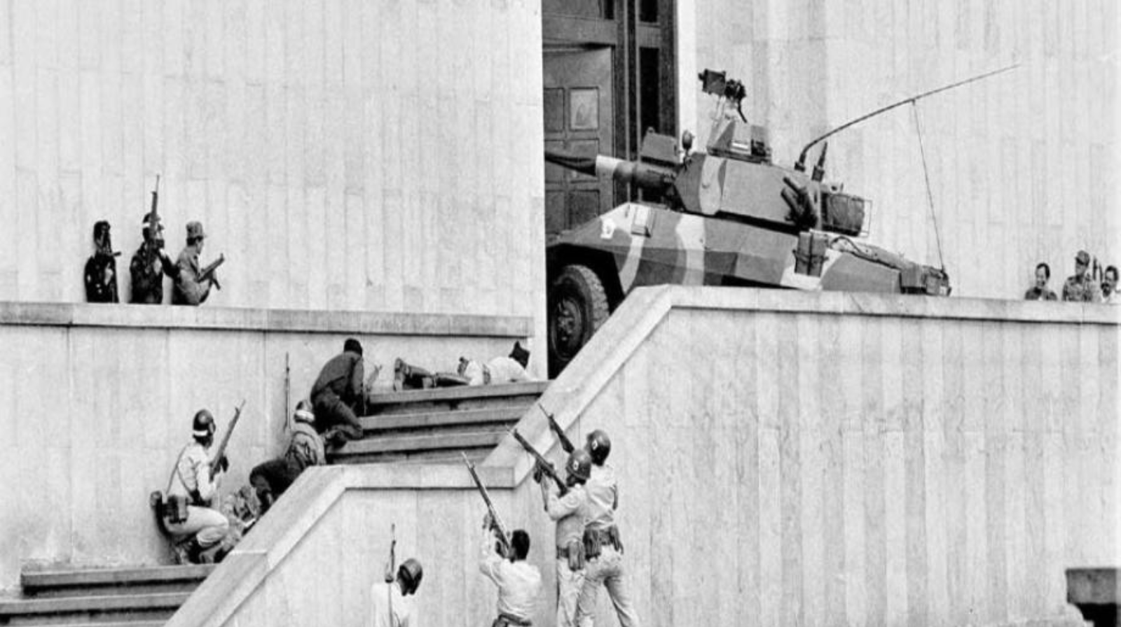 Nueve militares retirados irán a juicio por torturas a civiles en la retoma del Palacio