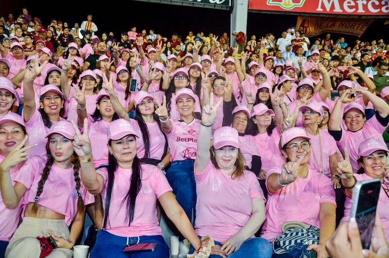 Tapa Roja Solidario llevó a 100 madres sustitutas a vivir la emoción del fútbol