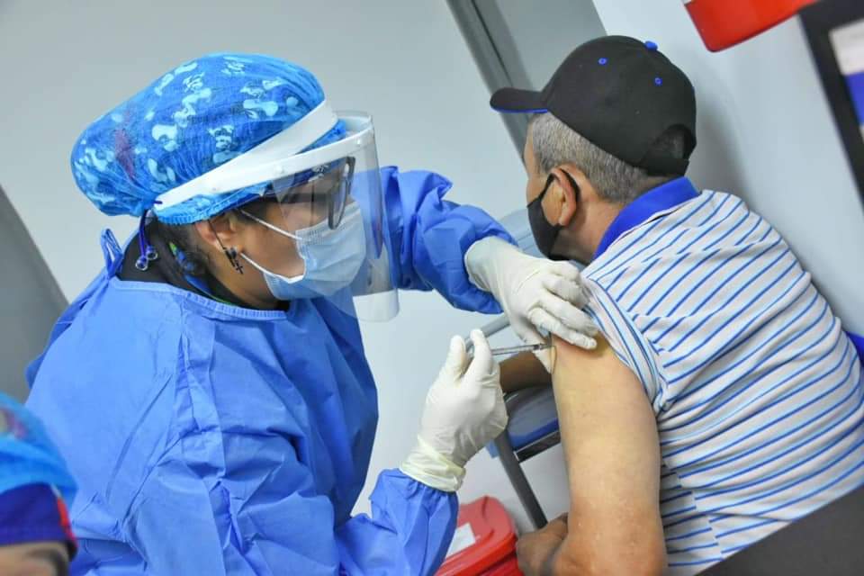 Mayores de 60 años se vacunan en la tercera semana de mayo