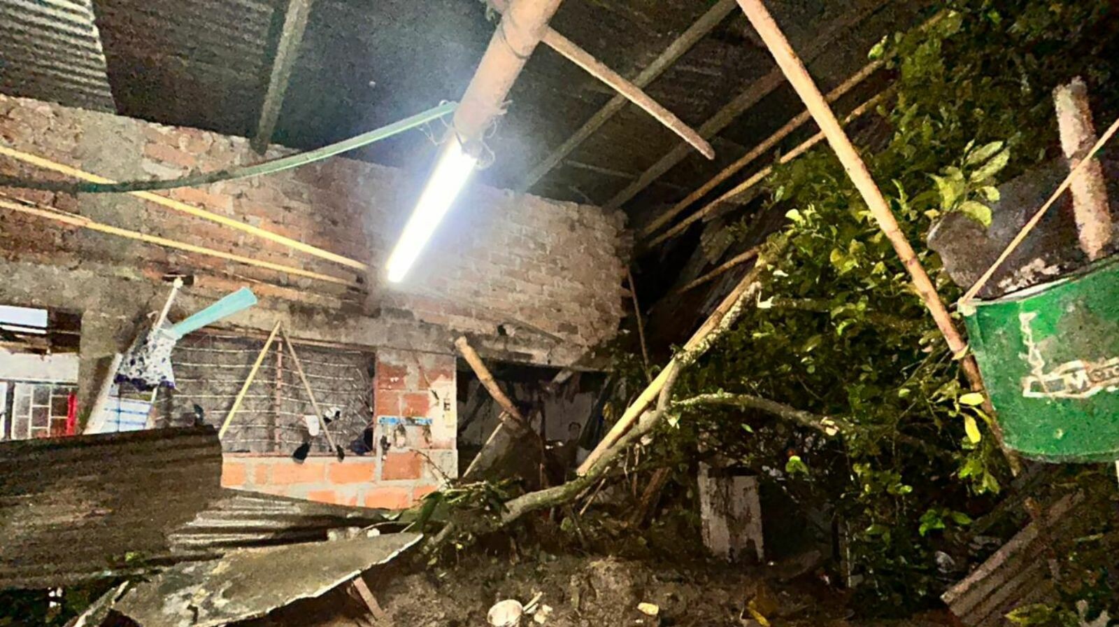 Tragedia en el barrio San Isidro: mujer fallece al quedar atrapada por un derrumbe