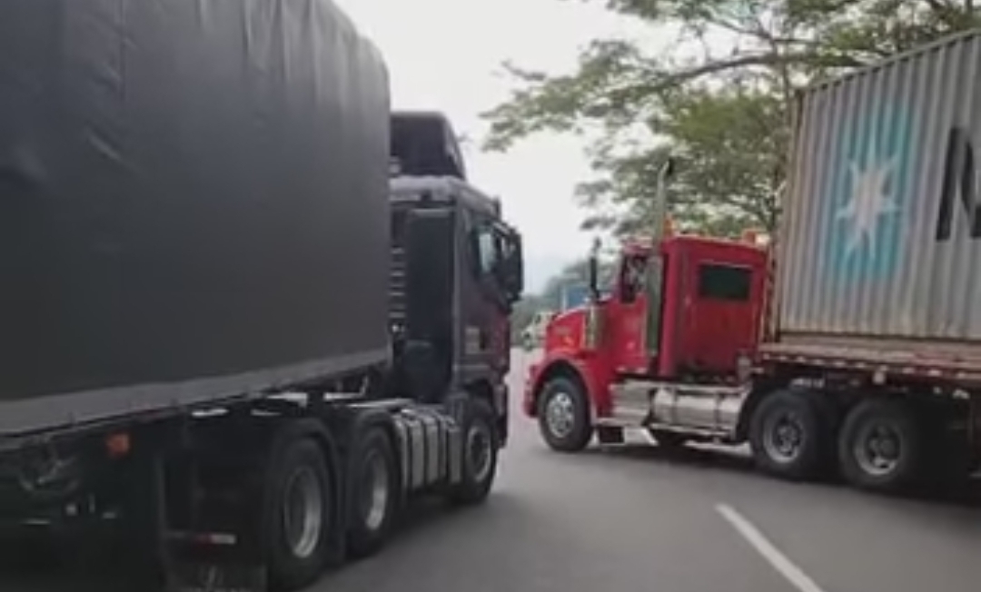 ¡Atención! Transportadores de carga bloquean la vía Bogotá - Ibagué