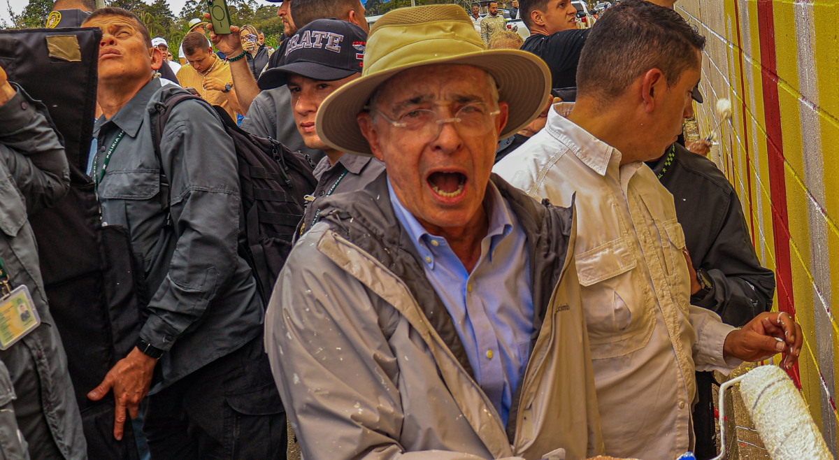 "Primero me tienen que matar”: Álvaro Uribe por mural sobre falsos positivos