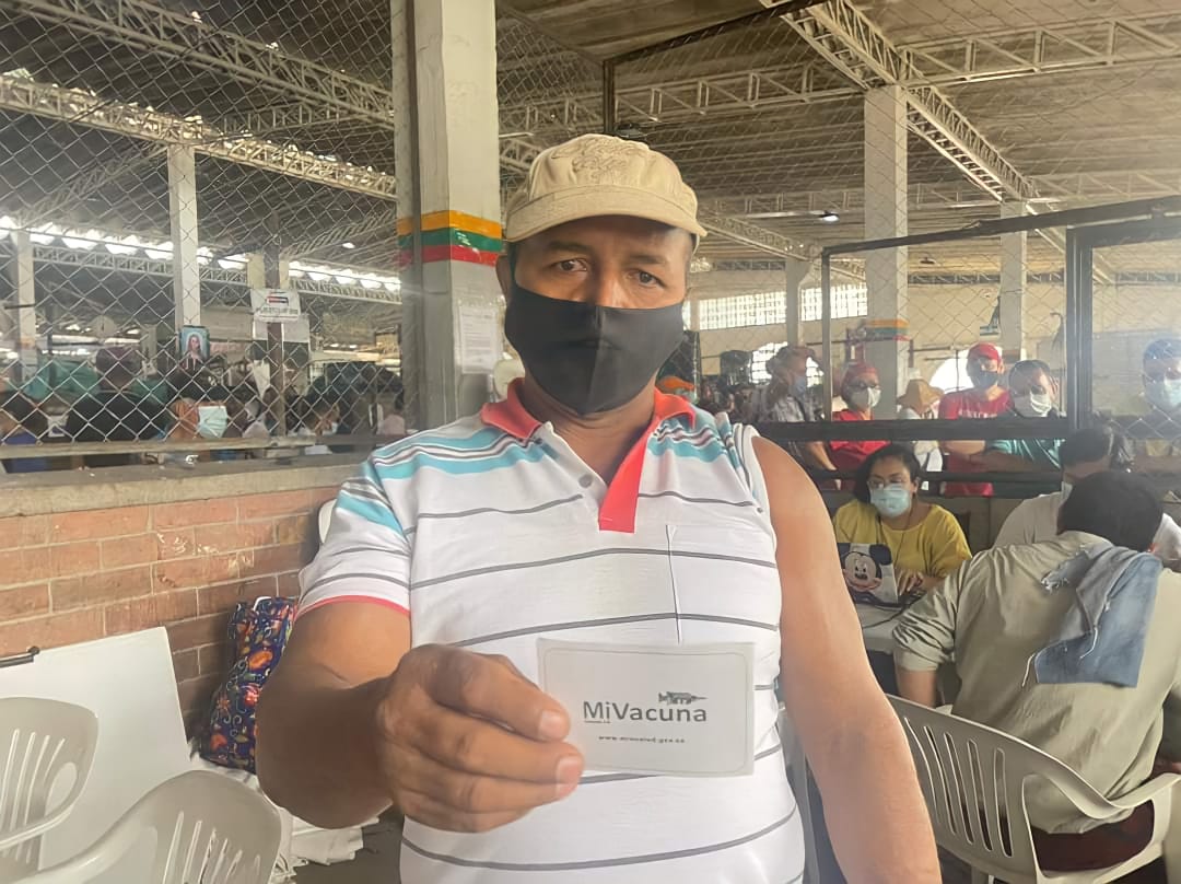 Vacunaron contra el covid a 300 comerciantes de la plaza de mercado La 21