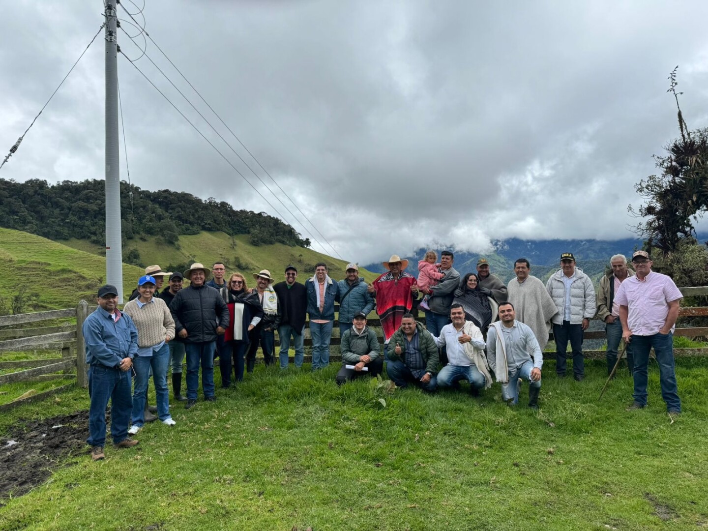 Después de 50 años, Vereda La Ceja de Cajamarca por fin tiene electricidad