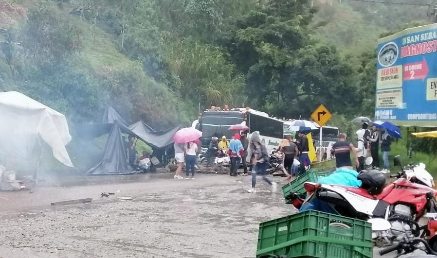 Consiguen acuerdo para levantar bloqueos en la vía Fresno - Manizales