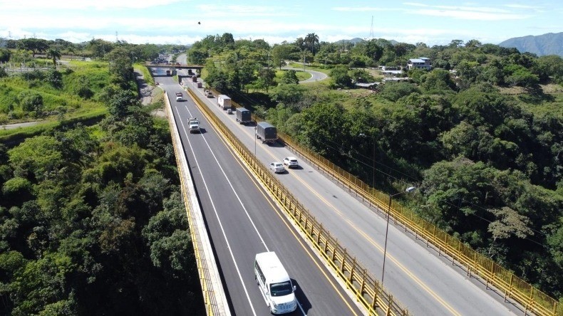 Levantan bloqueo en la vía Ibagué – Cajamarca, se normaliza tránsito vehicular