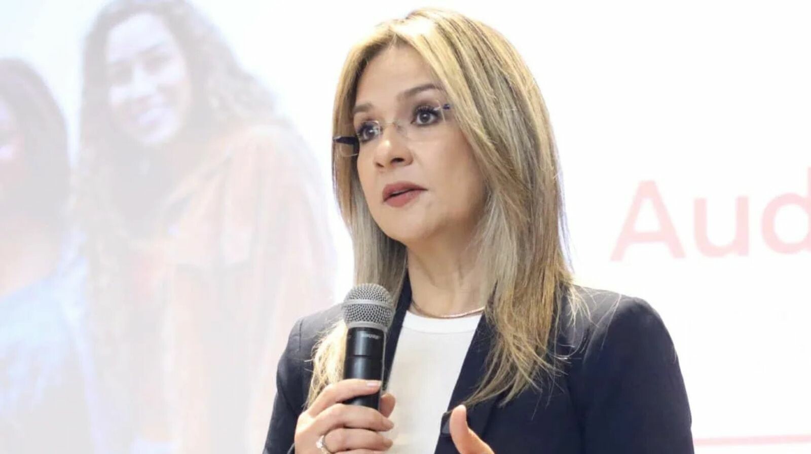 ¿Vicky Dávila se queda sola en su campaña presidencial?