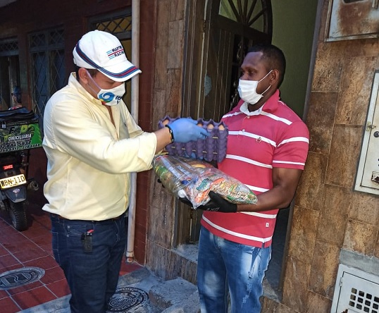 Trabajadores de la construcción reciben kits nutricionales