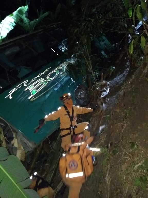Una persona muerta y varios  heridos dejó accidente de bus en la vía Cajamarca- Ibagué