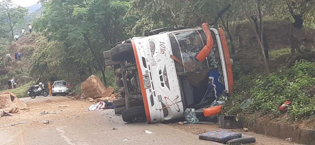 Alud de tierra en la vía Ortega- Chaparral dejó 16 heridos