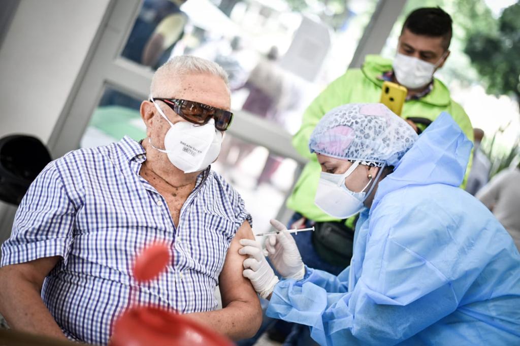 Vacunaron a 774 personas mayores de 80 años en Ibagué con dosis de Sinovac