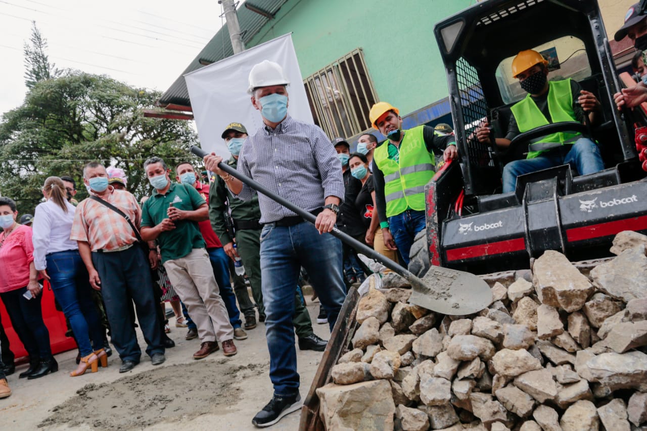 Calle Real de Gaitania (Planadas) en proceso de pavimentación