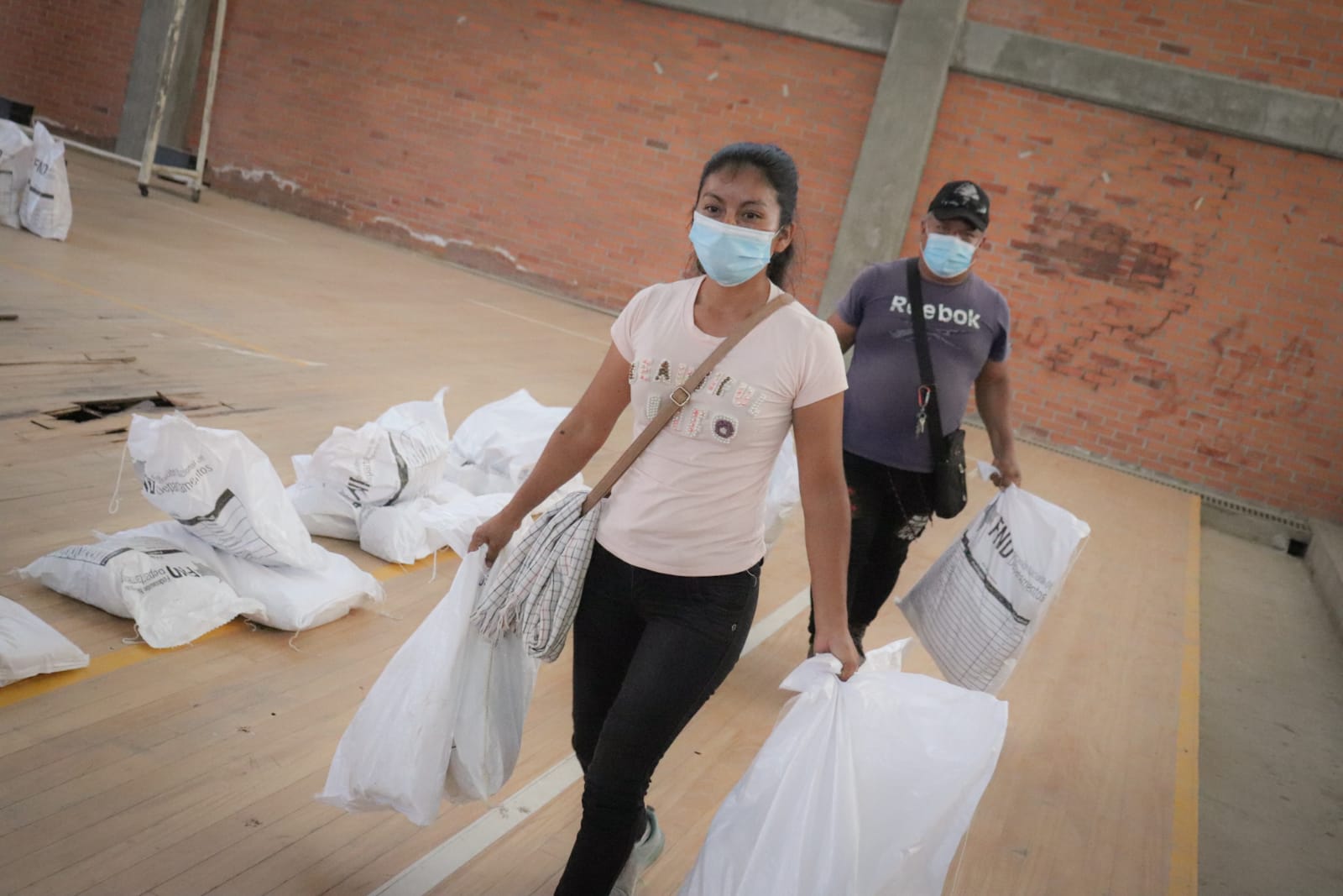 Entrega de ayudas humanitarias a municipios afectados por ola invernal en el Tolima