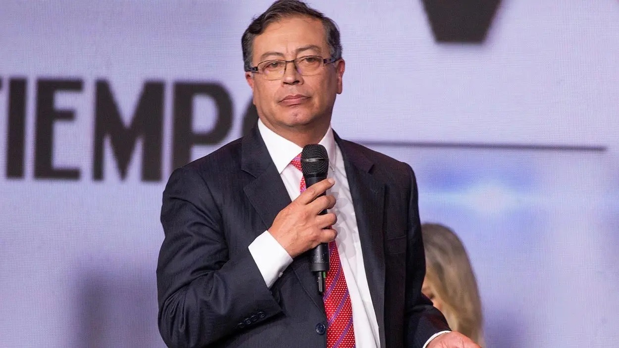 Imagen de Petro bajó por propuesta de perdón social